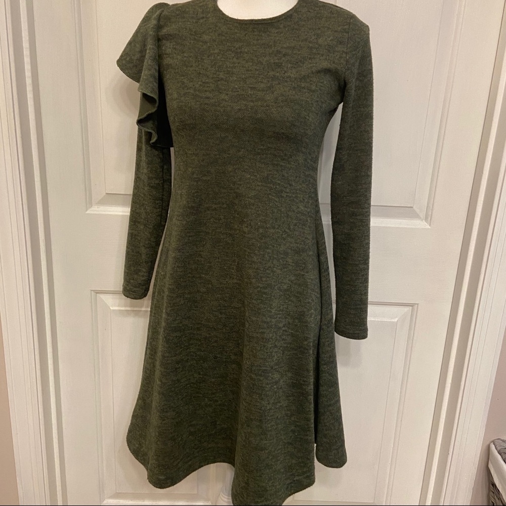 Go Couture Green ruffle shoulder dress S.     53